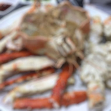 Beyaz bir tabağın arka planında taze deniz ürünleri, yengeç, yengeç, karides.,