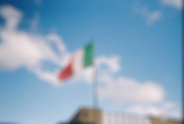 Şehrin bayrağı bulanıklaştı.