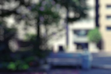 Parktaki araba bulanık.