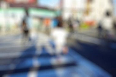 Şehirde yürüyen bulanık insanlar.