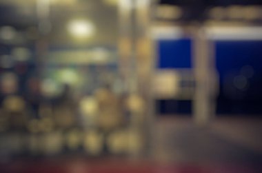 Havaalanının lobisindeki insanların geçmişi bulanık..