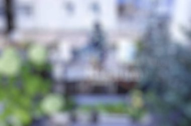 Bir bitkinin bulanık görüntüsü olan bir bahçenin bulanık arkaplanı