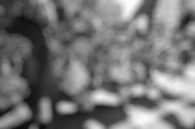 Şehirde yürüyen bulanık insanlar.