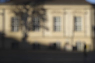 Parkta yürüyen insanların bulanık arkaplanı