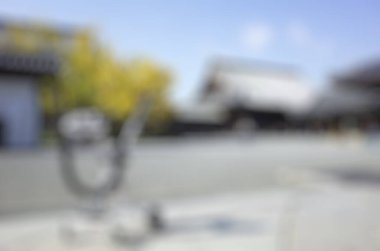 Açık hava manzarası bulanık, şehirde yürüyen insanlar bulanık.