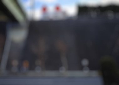 Yoldaki araba bulanık.