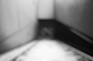 Işık efektli bir merdivenin bulanık arkaplanı