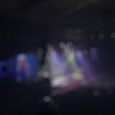 Kalabalık bir konser sahnesi