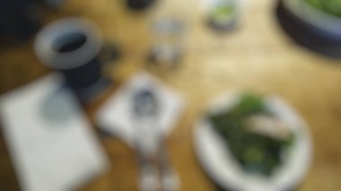 Restoranın arka planının bulanık görünümü.