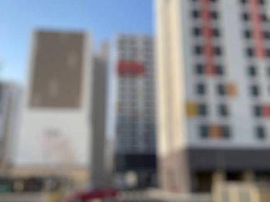 Yol işaretleriyle şehrin bulanık arkaplanı