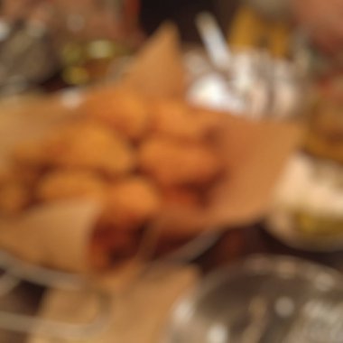 Kızarmış tavuk kanatlarıyla bulanık arkaplan