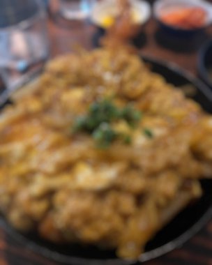 Sebze ve soslu kızarmış tavuk.