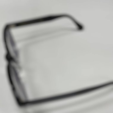 Bilgisayarlı modern ofis masasının bulanık arkaplanı.