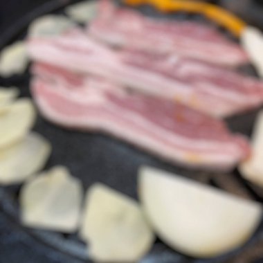 Tavada kızarmış pastırma ve patates.