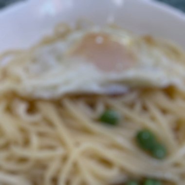 Tavada kızarmış erişte.