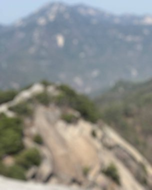 Sabahları dağların bulanık manzarası