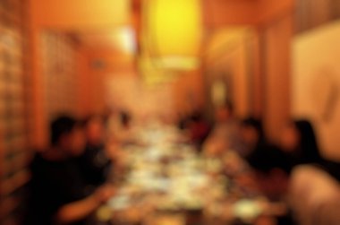 Restoranın geçmişi bulanık. Restorandaki insanlar..