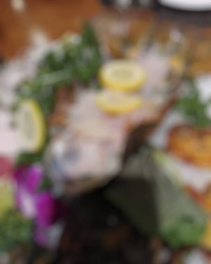 Tahta arka planda karışık yeşillikli taze salata tabağı