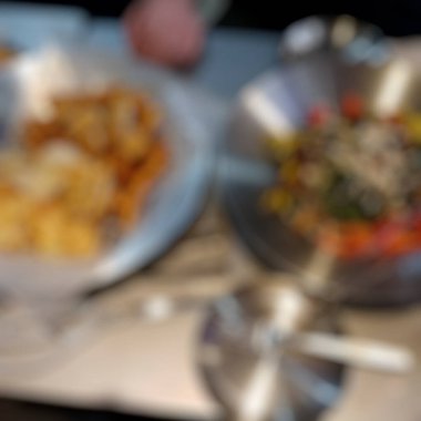 Lezzetli ve lezzetli yemekler masada.