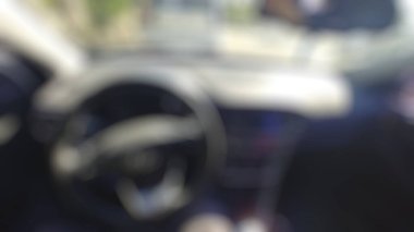 Parktaki bulanık yolda bir araba.