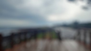 Bali, Endonezya 'da Bokeh ışığı ve deniz suyuyla tropik Bali plajının bulanık arka planı.