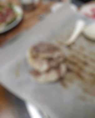 Bir tabak yemek ile bir masanın bulanık arkaplanı