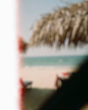 Bulanık sahil ve gölge.