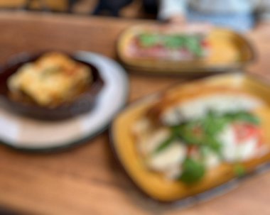 Lokantadaki kahvaltının arka planı bulanık.