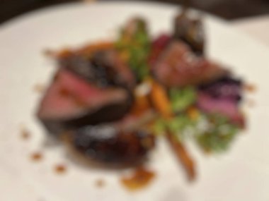 Masada soslu ızgara etin bulanık görüntüsü