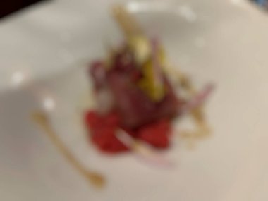 Bir sürü yiyecekle dolu bir restoranın geçmişi bulanık.