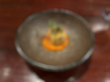 Bir kadeh şarabın bulanık görüntüsü