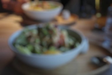 Tahta masada taze salata ve sebze..