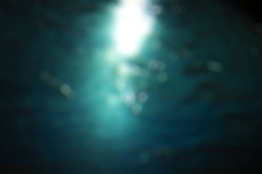 Lensler siyah arkaplan üzerinde ışık efekti oluşturur