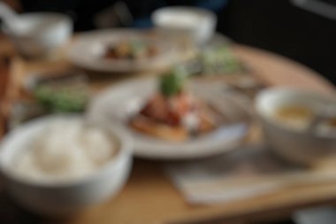 Soyut bulanık arkaplan ve restoranda kahve.