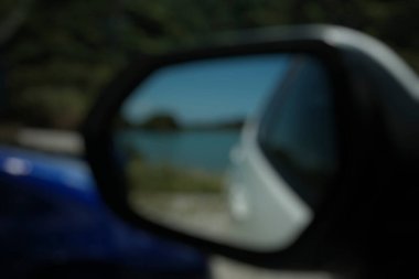 Arkaplanı bulanık araba aynası