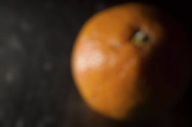 Siyah arkaplanda taze portakal meyvesi