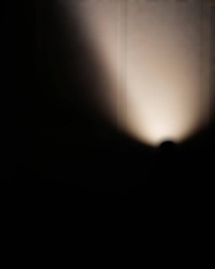 Arka planda spot ışıkları