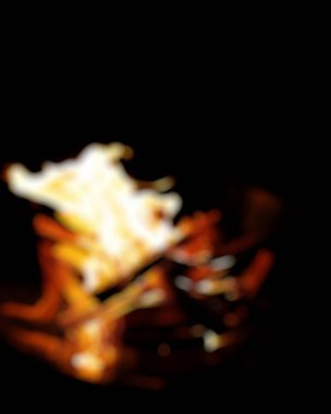 Soyut altın ve siyah rengin bulanık arkaplanı