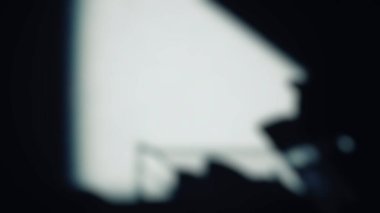 Siyah elbiseli bir adamın bulanık gölge etkisi..