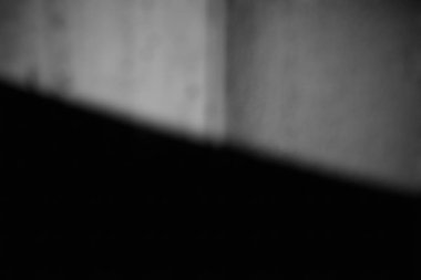 Spot ışıklarıyla siyah duvarda