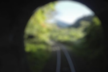 Yolun bulanık görünümlü olduğu tünelden gelen bulanık arkaplan.