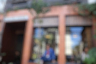 Şehirdeki dükkan bulanık.