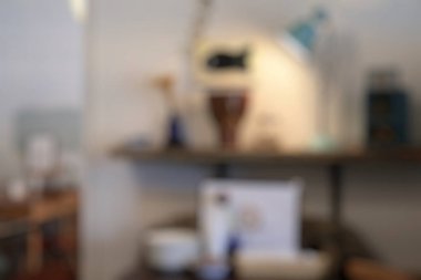 Kafenin arka planı bulanık.