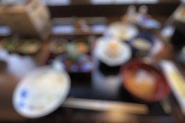 Arka planda kahve dükkanı olan bulanık kahve dükkanı.