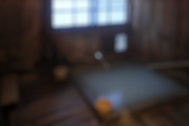 Karanlık odadaki eski ahşap masa