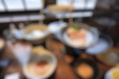 Lokantadaki masada yemek bulanıklığı.