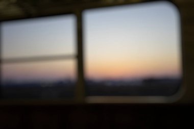 Gün batımında arka plan için tren istasyonunun soyut bulanıklığı