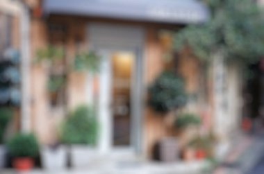 İnsanlarla dolu bir caddenin bulanık görüntüsü