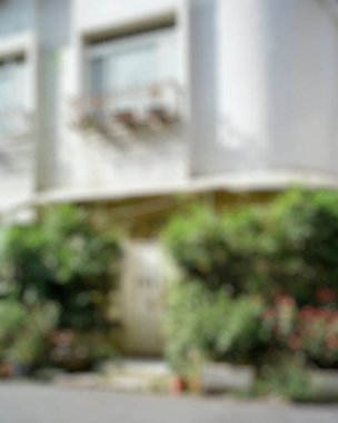 Şehirdeki araba bulanık.