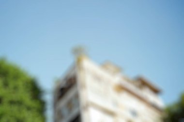 Ağaçlı şehrin bulanık arkaplanı